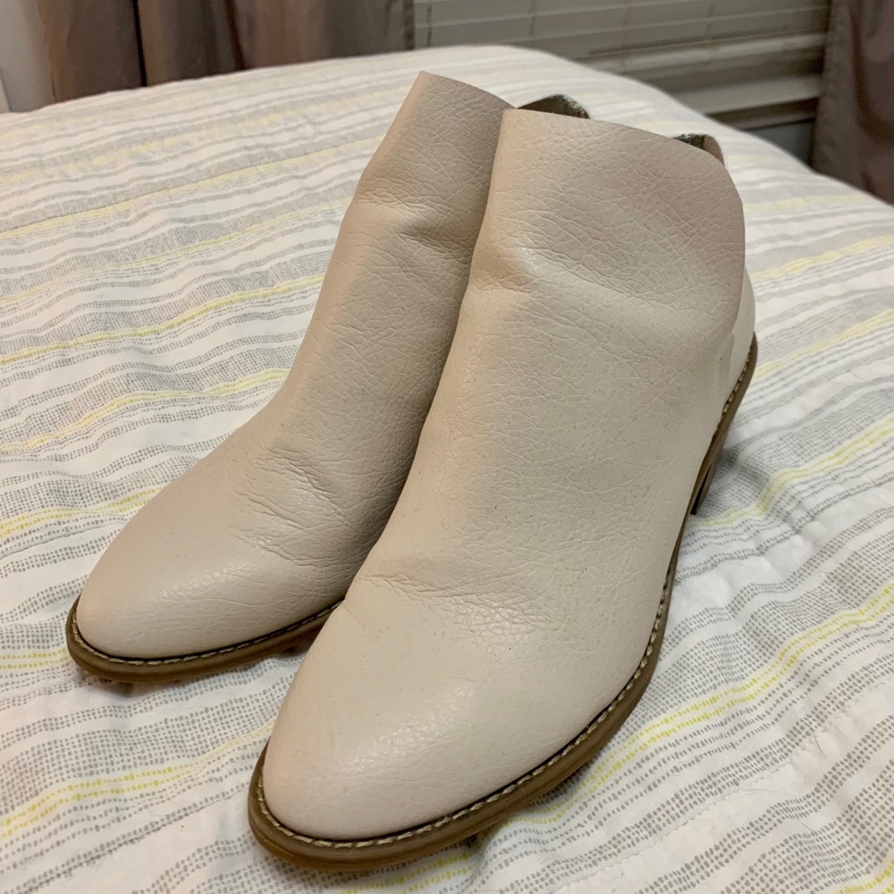 Universal Thread Bone colored booties